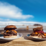 To rustikke hamburgere med fjellandskap i bakgrunnen.
