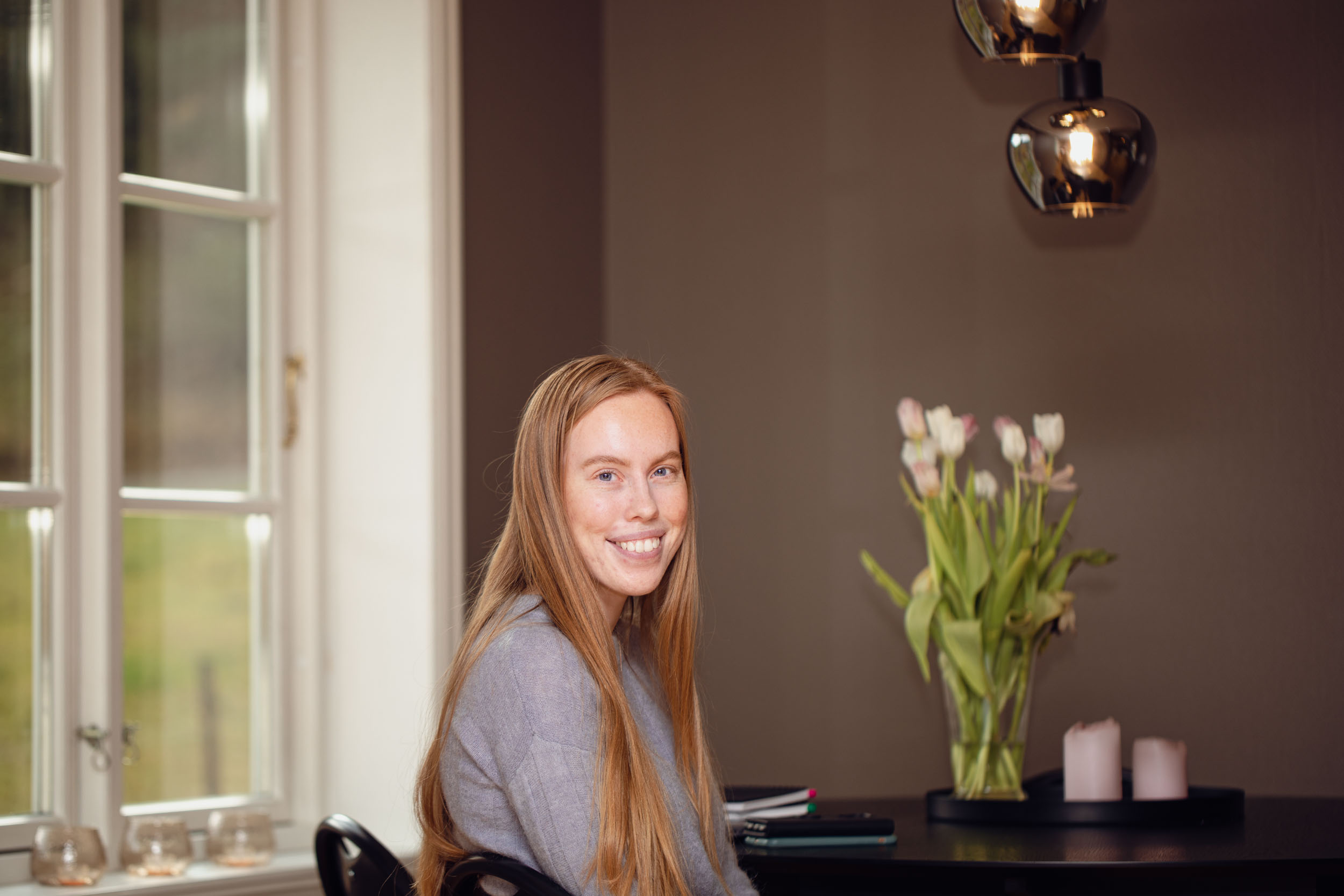 Ergoterapeut Ingrid Malene Landsgård Wiik i leiligheten sin. Ny innbygger i Nore og Uvdal kommune