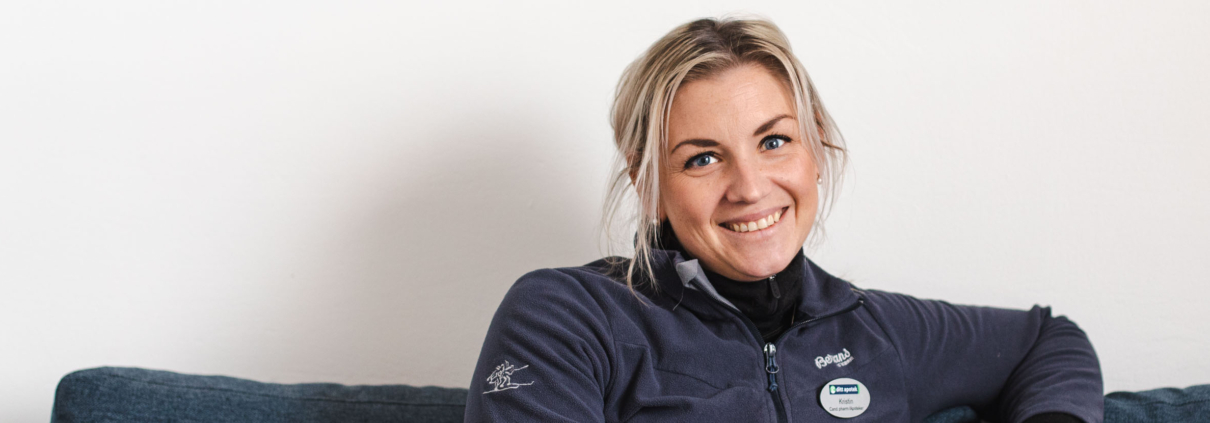 Farmasøyt Kristin Flaata Brunvoll, innbygger i Nore og Uvdal kommune, sittende i sofa.